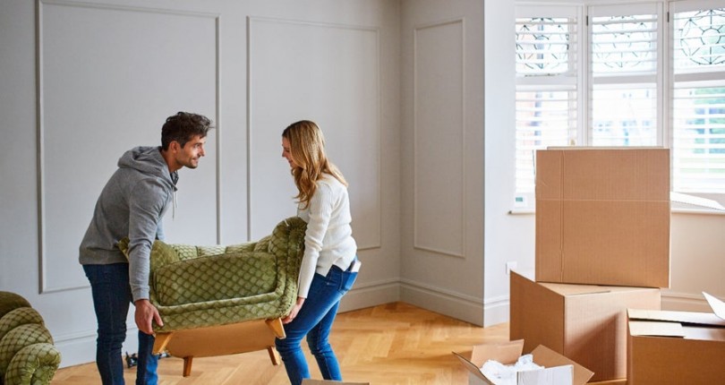 How to sell your house while buying another one at the same time